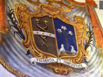 ...composto per met� da due serpenti intrecciati e per l�altra met� da un giglio, un richiamo al cognome Gil, con alla base due colombe e recante l�iscrizione Prudentia et Simplicitate (Saggezza e Semplicit�)